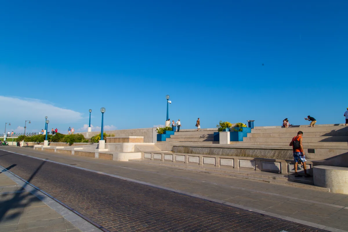 Scogliera Viva Caorle: storia, arte e consigli per la visita
