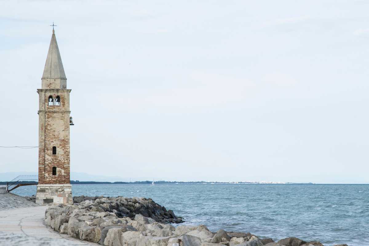 Famiglia nel Parco del Pescatore, bambini che giocano tra il verde e scorci del centro storico di Caorle